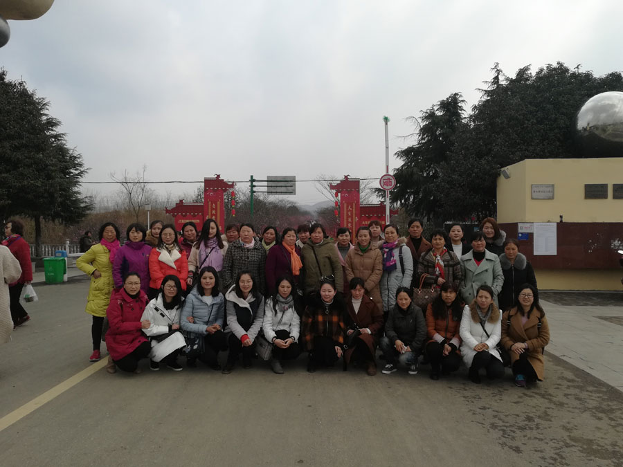 爱游戏aiyouxi（中国）工会开展庆“三八”踏春赏梅活动